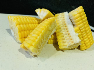 2、胡萝卜玉米排骨汤,切瓣