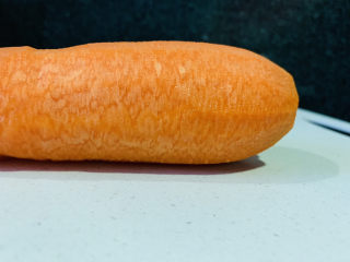 4、胡萝卜玉米排骨汤,削皮