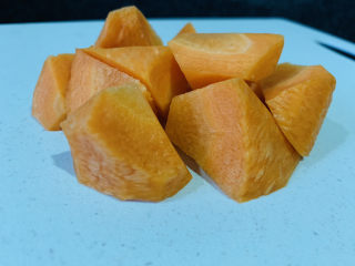 5、胡萝卜玉米排骨汤,滚刀切块