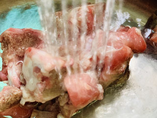 6、胡萝卜玉米排骨汤,排骨冲洗干净