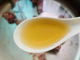 7、胡萝卜玉米排骨汤,锅加清水、加排骨、加姜丝