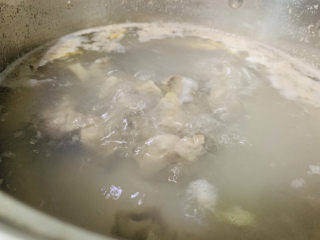 8、胡萝卜玉米排骨汤,大火煮开，焯水3分钟