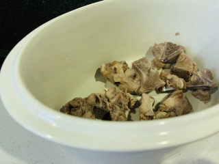 9、胡萝卜玉米排骨汤,捞起，用清水冲洗，放炖锅