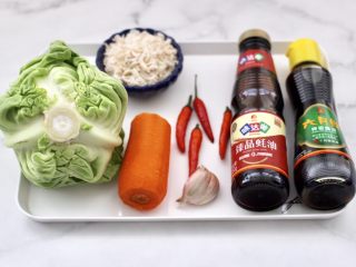 1、包菜虾皮菜团子,首先备齐所有的食材。