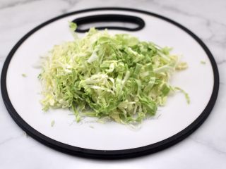 2、包菜虾皮菜团子,包菜洗净后切细丝。