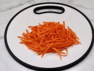 3、包菜虾皮菜团子,胡萝卜去皮擦丝。