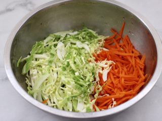 4、包菜虾皮菜团子,切好的包菜和胡萝卜，放入容器中。