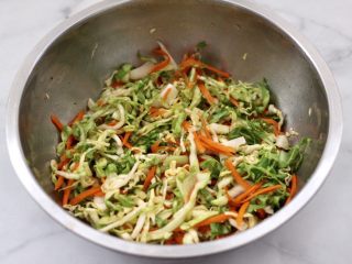 6、包菜虾皮菜团子,用手抓匀腌制10分钟。