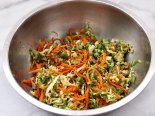 7、包菜虾皮菜团子,腌制好的包菜纳干水分。