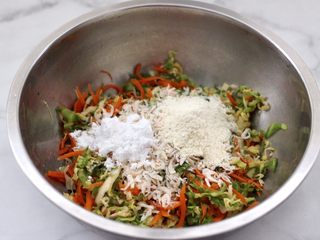 9、包菜虾皮菜团子,再放入玉米粉和淀粉。