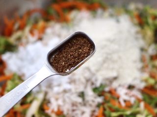 10、包菜虾皮菜团子,加入花椒粉。