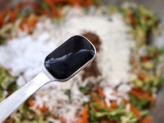 11、包菜虾皮菜团子,加入1勺蚝油。