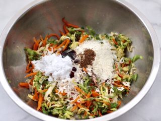 12、包菜虾皮菜团子,所有食材都放入后。