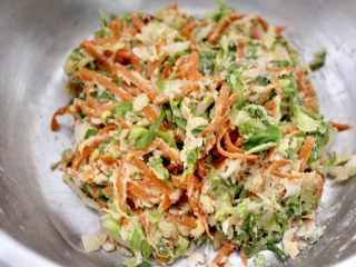 13、包菜虾皮菜团子,混合搅拌均匀。