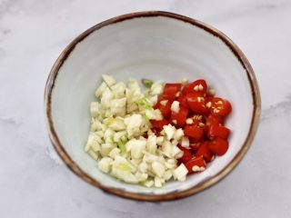 16、包菜虾皮菜团子,蒸菜团子的时候，现在调制蘸酱，大蒜去皮切碎，小米辣切圈。