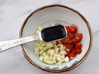 17、包菜虾皮菜团子,加入2勺生抽。