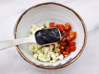 18、包菜虾皮菜团子,再加入1勺蚝油。