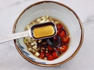 19、包菜虾皮菜团子,加入芝麻油。