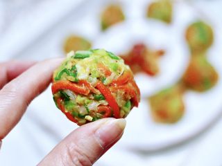 21、包菜虾皮菜团子,菜团子出锅咯，一口一个停不下来，低脂低卡又饱腹，多吃也不怕胖。