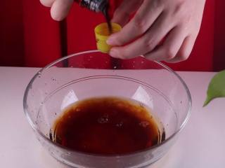 1、糖醋鸡翅根，我做太少了根本都不够吃,首先将所有食材准备后，我们先来调糖醋汁。准备一个大碗，加入大半杯的清水、3瓶盖半的生抽。