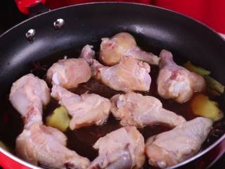 8、糖醋鸡翅根，我做太少了根本都不够吃,将鸡翅根在锅中均匀的平铺开来。