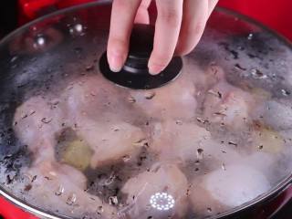 9、糖醋鸡翅根，我做太少了根本都不够吃,然后盖上盖子焖煮。