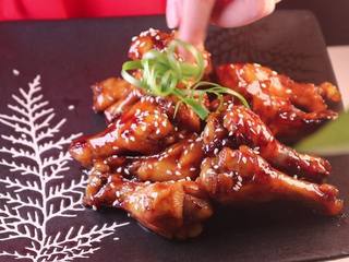 15、糖醋鸡翅根，我做太少了根本都不够吃,上桌前，再加入一些葱花做点缀。