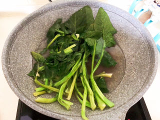 2、菠菜拌花生米,锅里加入冷水烧开，加入菠菜，焯水2分钟