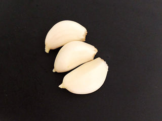 6、菠菜拌花生米,大蒜清洗干净