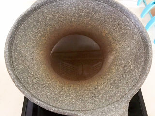 11、菠菜拌花生米,锅里加入玉米油