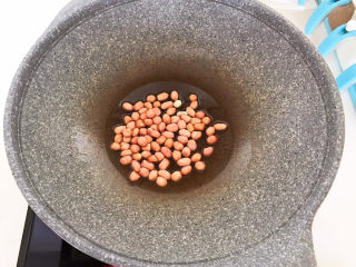 12、菠菜拌花生米,油烧热后加入花生米，炒3分钟左右