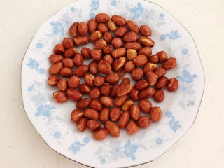 13、菠菜拌花生米,把炒好的花生米盛出来，晾凉
