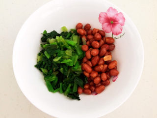 14、菠菜拌花生米,把菠菜和晾凉的花生米放入大碗里