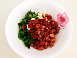 15、菠菜拌花生米,加入蒜片和辣椒段