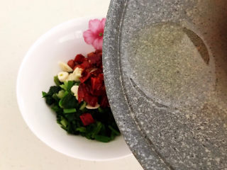 17、菠菜拌花生米,把玉米油浇到干红辣椒段和蒜片上面