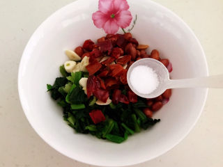 18、菠菜拌花生米,加入精盐