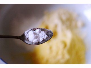 2、金玉窝窝头+虾酱鸡蛋小炒,加入食用小苏打用温水和面