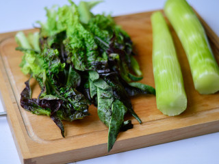 1、凉拌莴笋叶,将莴笋洗净，莴笋叶子摘下来