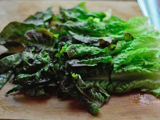 5、凉拌莴笋叶,将莴笋叶子清洗干净，切成小段