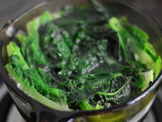 6、凉拌莴笋叶,放入滚水中，加些盐，焯水后捞出