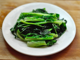 7、凉拌莴笋叶,盛入碗中待用