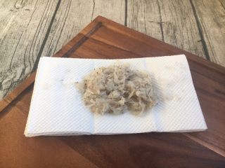 3、厨房挑战 荤菜 绿豆芽炒鲜虾皮（雪虾）,用厨房用纸吸干鲜虾皮的水分。