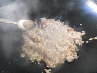 11、厨房挑战 荤菜 绿豆芽炒鲜虾皮（雪虾）,放入少许白胡椒粉。