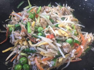 15、厨房挑战 荤菜 绿豆芽炒鲜虾皮（雪虾）,翻炒均匀即可。