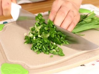 4、家常饺子,韭菜切碎