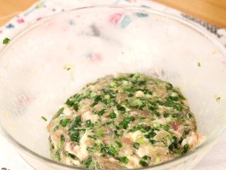 5、家常饺子,放入肉馅中拌匀