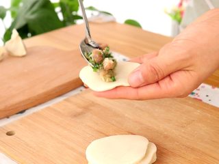 6、家常饺子,裹入适量肉馅