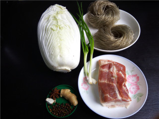 1、猪肉白菜炖粉条,备好食材：猪肉、白菜、粉条、小葱、老姜、八角、三奈、花椒；