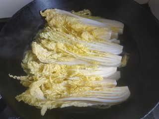 6、蒜蓉娃娃菜,锅中放入适量清水，放入娃娃菜