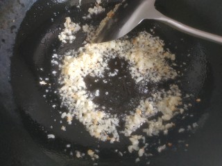 10、蒜蓉娃娃菜,锅中放入适量植物油，爆香蒜末